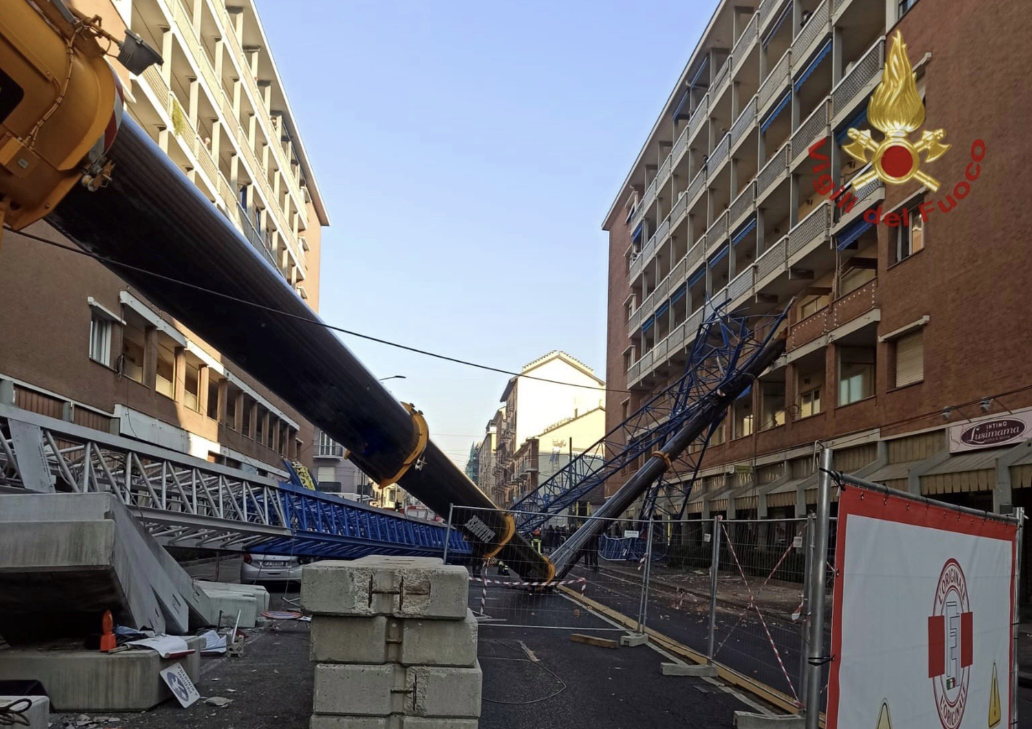 La gru crollata su un palazzo a Torino