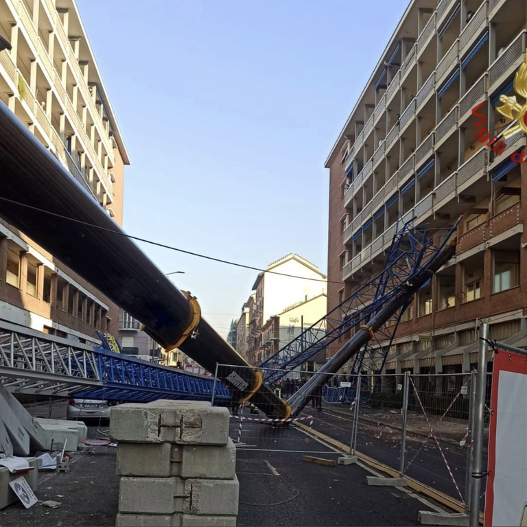 La gru crollata su un palazzo a Torino