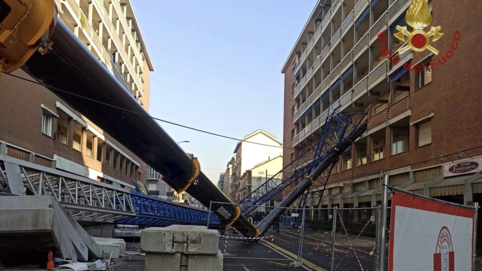 La gru crollata su un palazzo a Torino