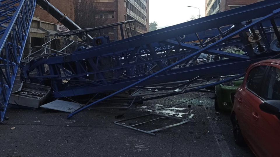 La gru crollata su un palazzo a Torino&nbsp;