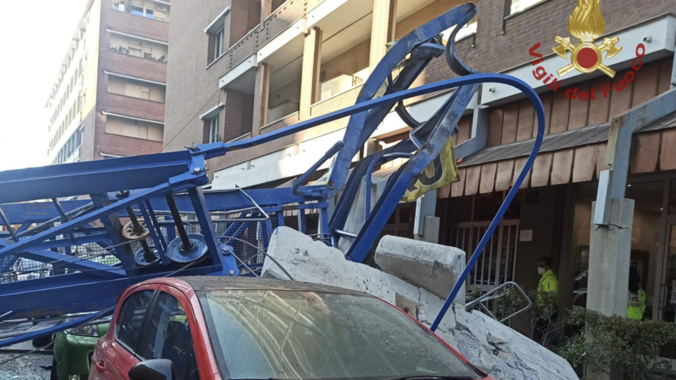 La gru crollata su un palazzo a Torino&nbsp;