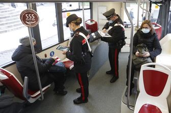 Controlli del Green pass su un autobus di Roma&nbsp;