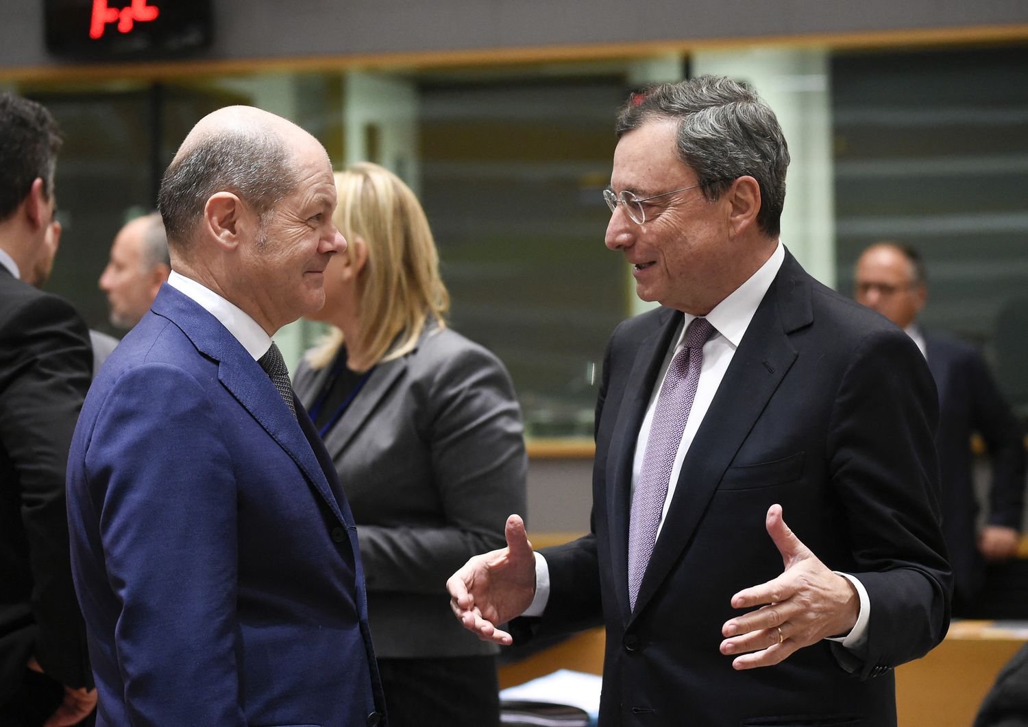 Olaf Scholz e Mario Draghi in una riunione dell'Eurogruppo