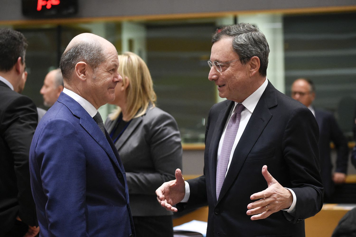 Olaf Scholz e Mario Draghi in una riunione dell'Eurogruppo