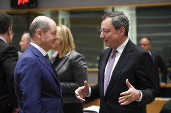 Olaf Scholz e Mario Draghi in una riunione dell'Eurogruppo