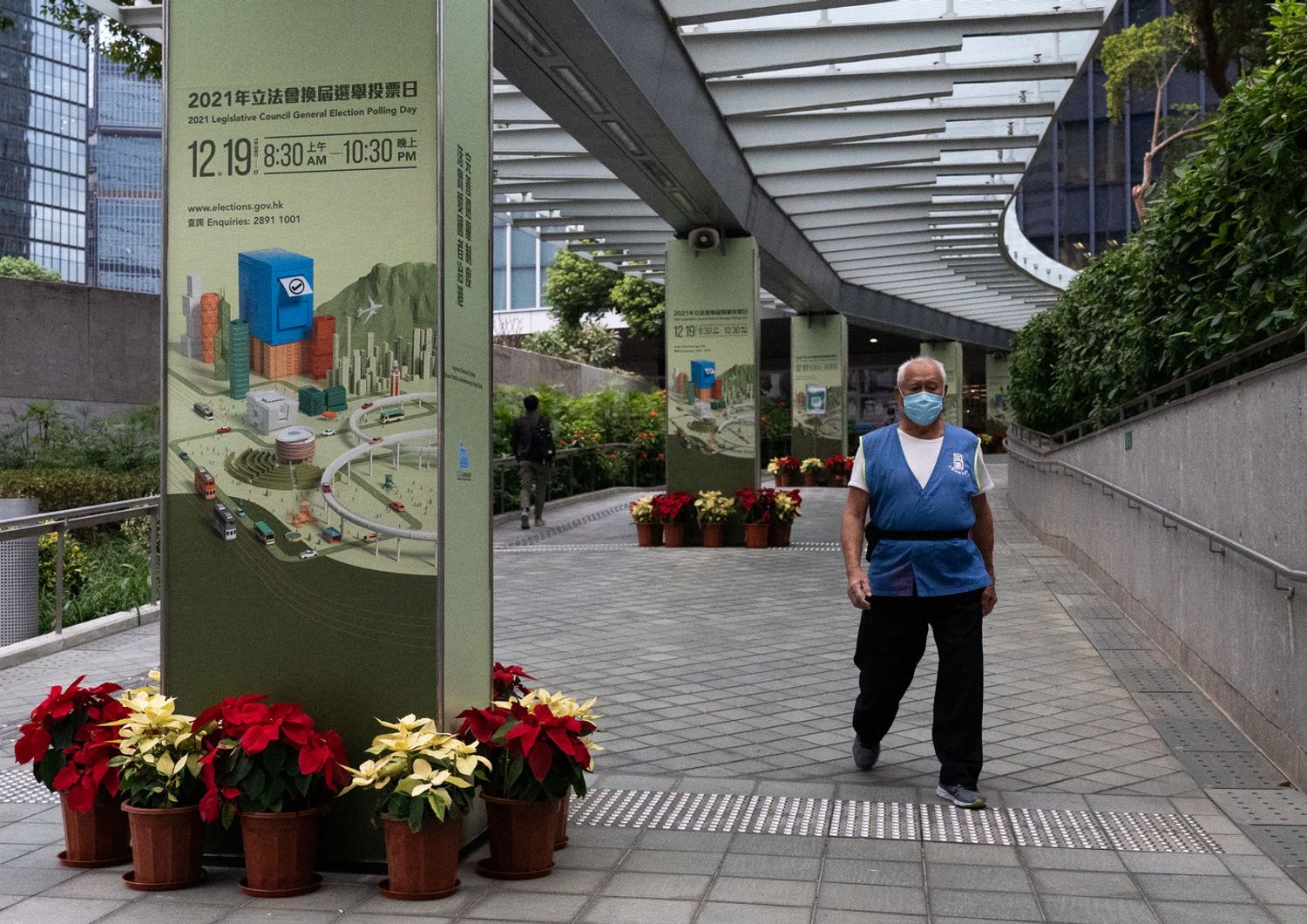 Manifesti elettorali alla fermata della metro