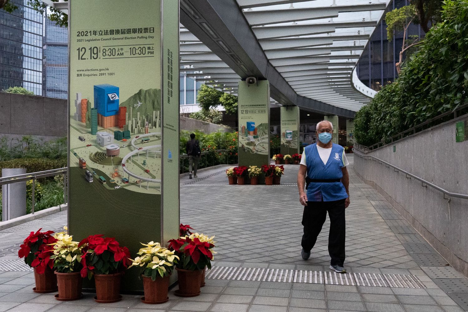 Manifesti elettorali alla fermata della metro