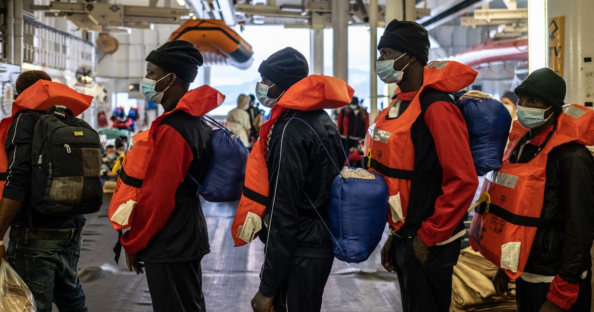 Continuano Gli Sbarchi Dei Migranti A Lampedusa Persone Sono In Attesa Di Un Porto Sicuro