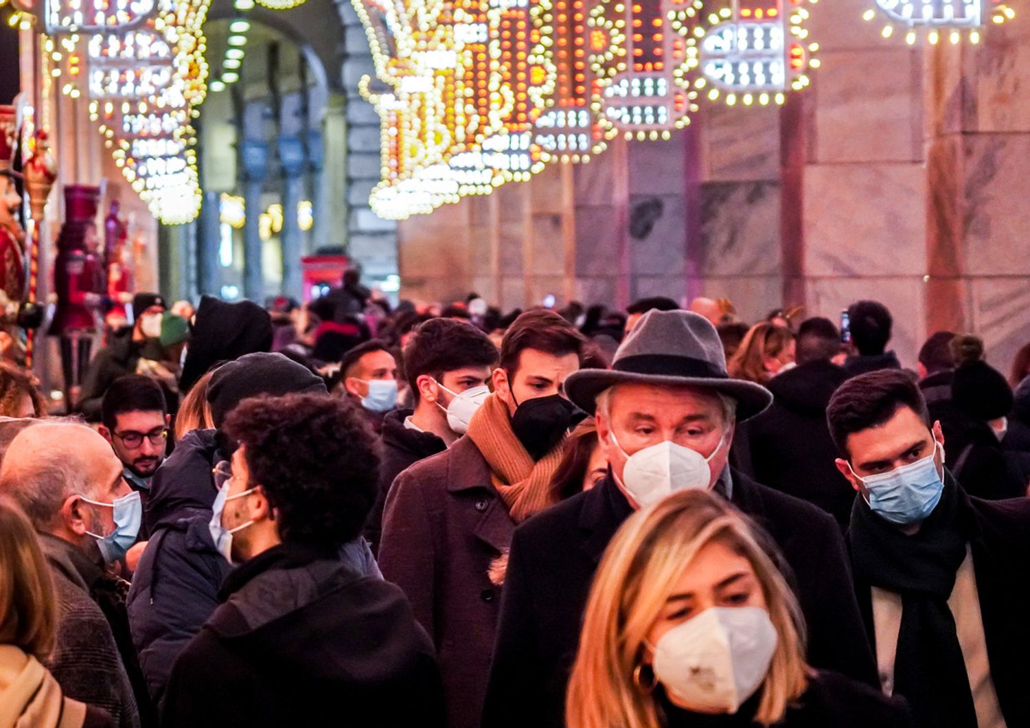 Mascherine nelle strade dello shopping