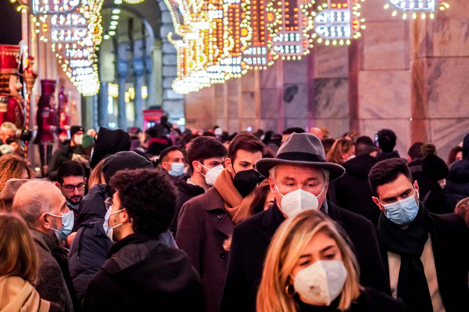 Mascherine nelle strade dello shopping