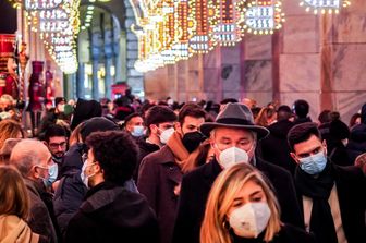 Mascherine nelle strade dello shopping