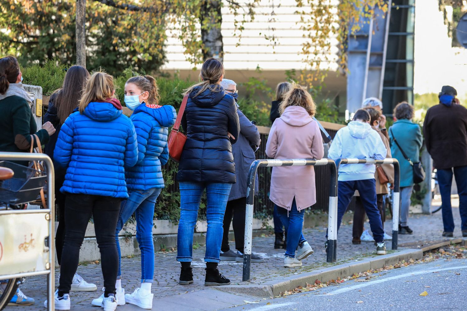 Una fila per i tamponi a Bolzano