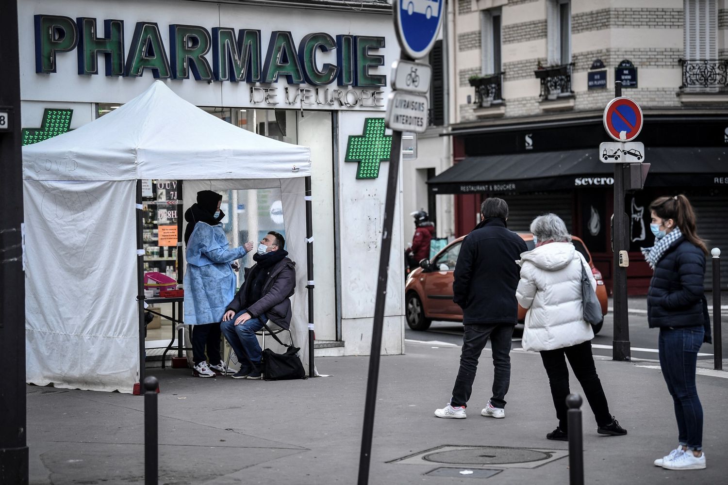 Tamponi per il Covid 19 a Parigi&nbsp;