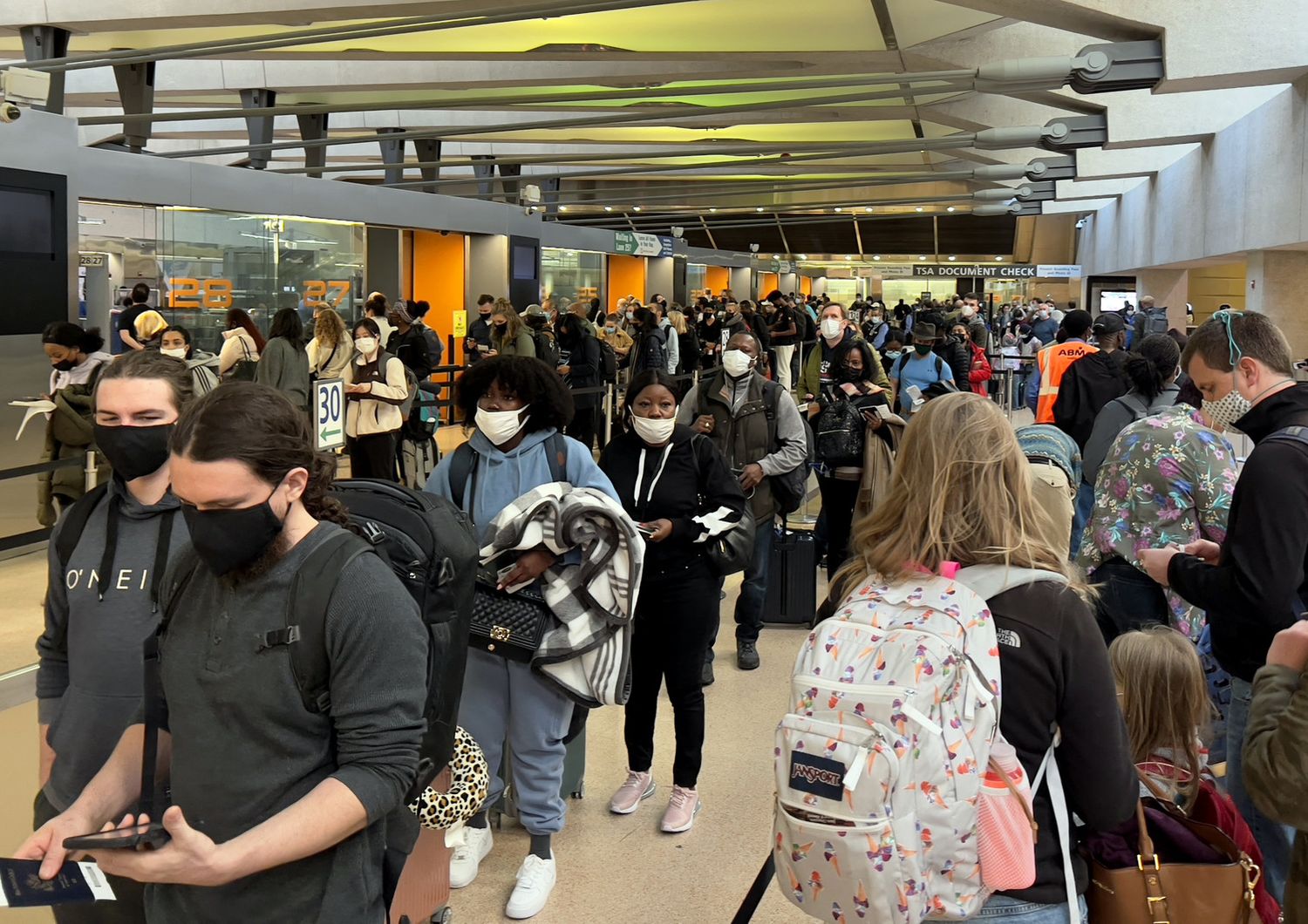 Viaggiatori nell'aeroporto di Dulles in Virginia&nbsp;