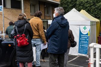 Fila per il test sul cCvid 19 a Roma&nbsp;