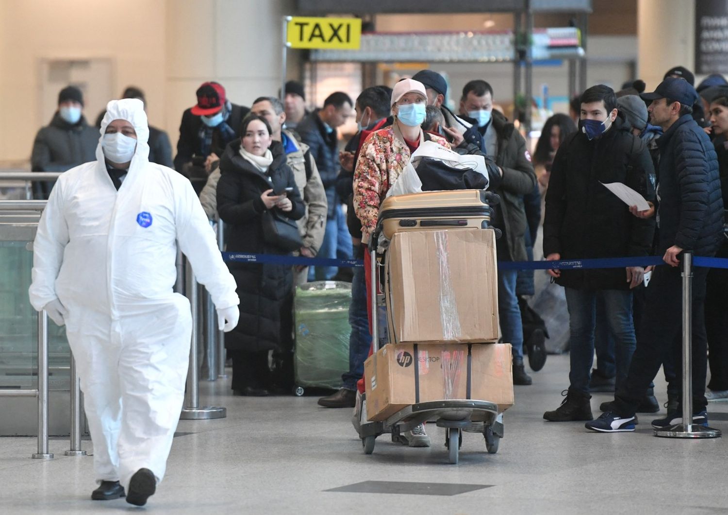 Passeggeri in arrivo dal Sud Africa nell'aeroporto di Mosca&nbsp;