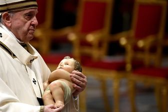 Il Papa durate la Messa di Natale del 2021