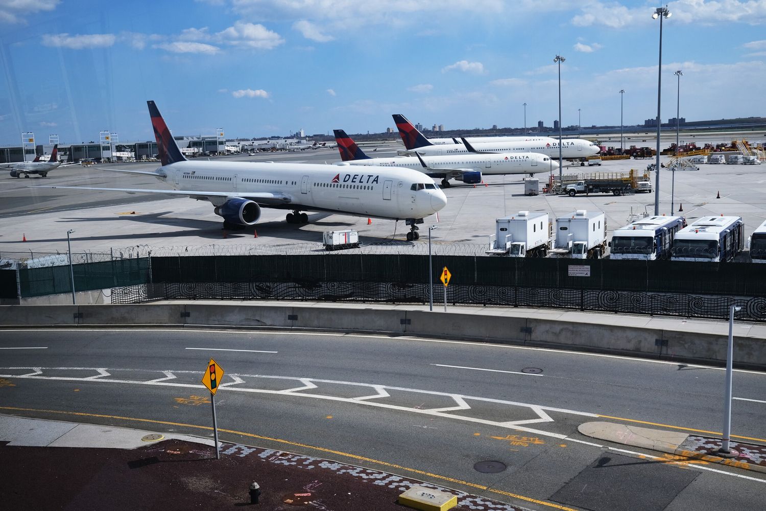 Aerei fermi sulla pista dell'aeroporto JFK a New York