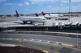 Aerei fermi sulla pista dell'aeroporto JFK a New York