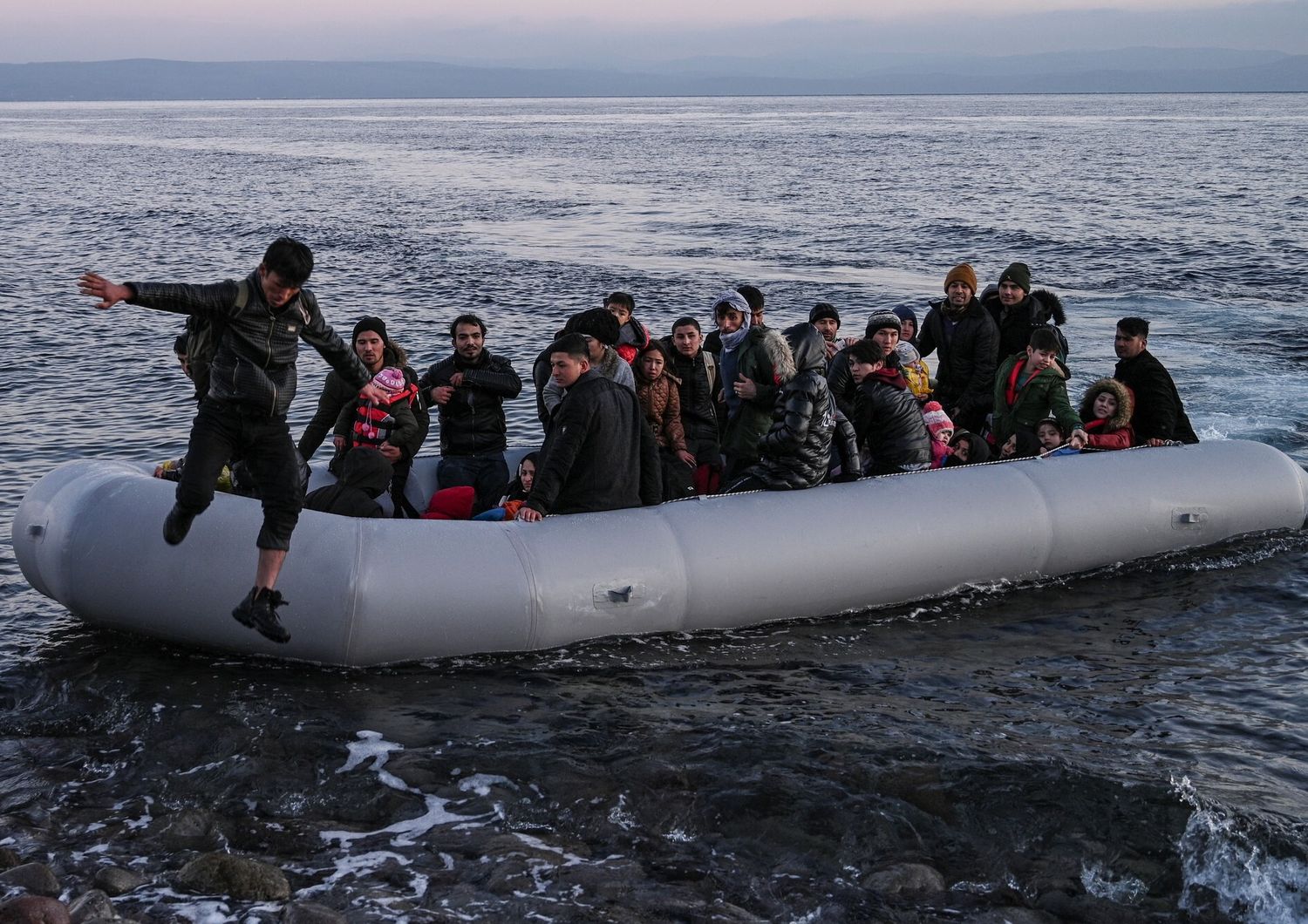 Un gommone di migranti nell'Egeo