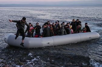 Un gommone di migranti nell'Egeo