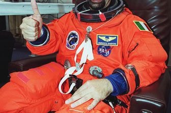 L'austronauta Umberto Guidoni prima di una misssione sulla Stazione spaziale internazionale &nbsp;