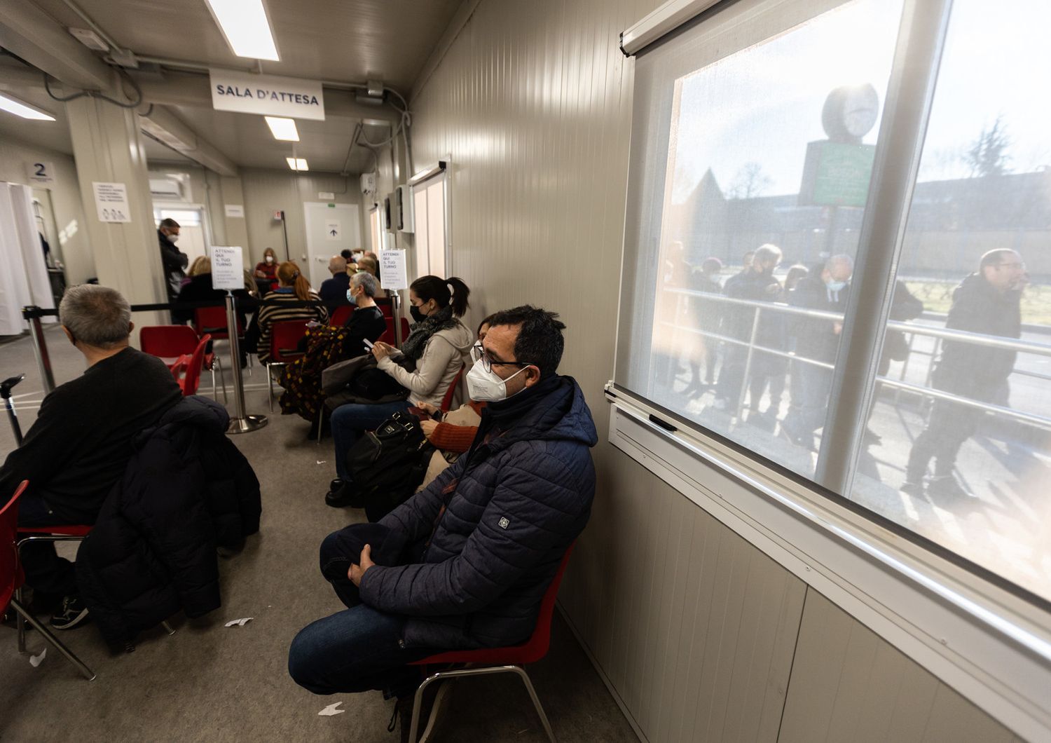 Sala di attesa in un centro vaccini di Milano&nbsp;