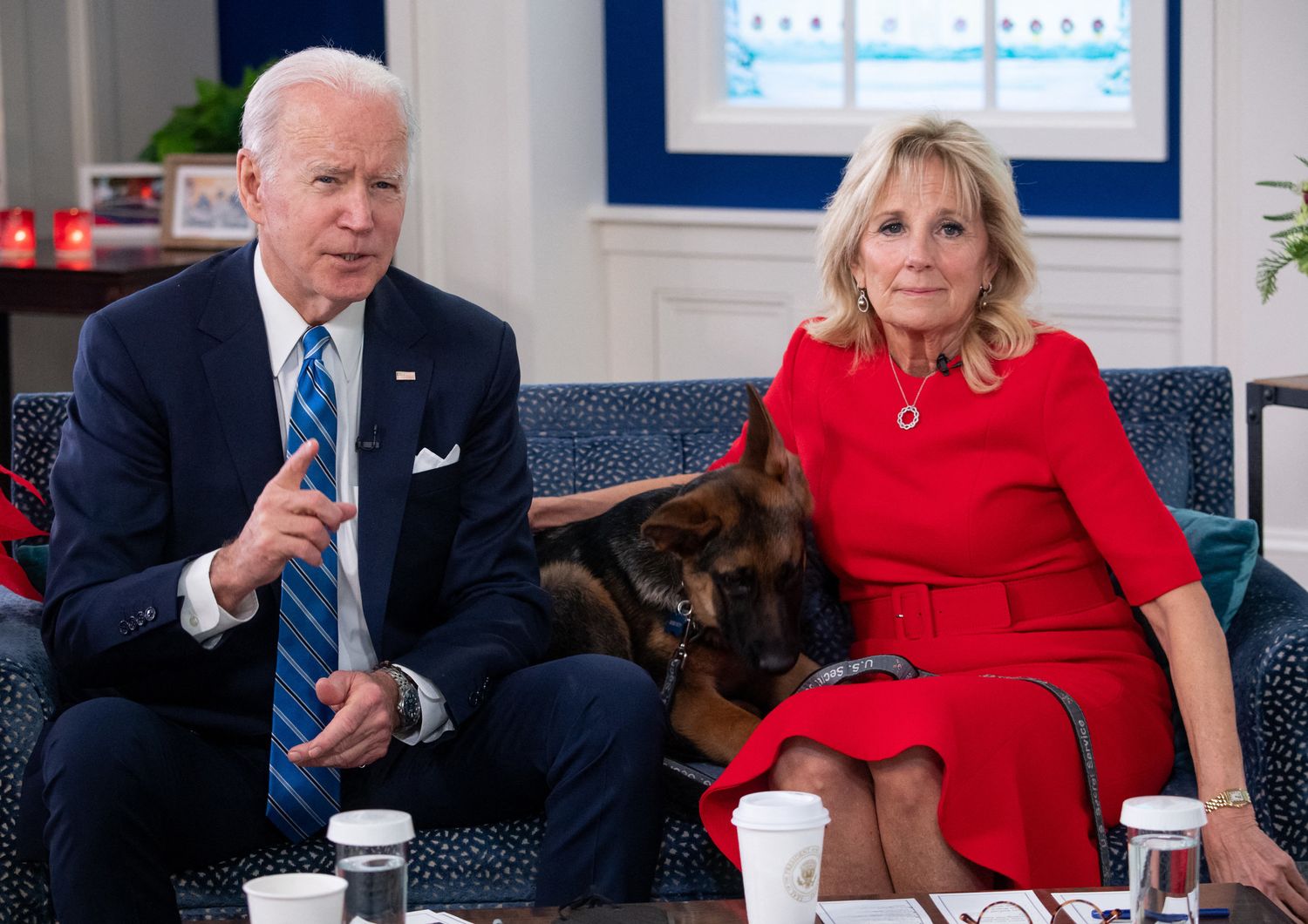 Joe Biden e la first lady durante il collegamento con i militari dalla Casa Bianca