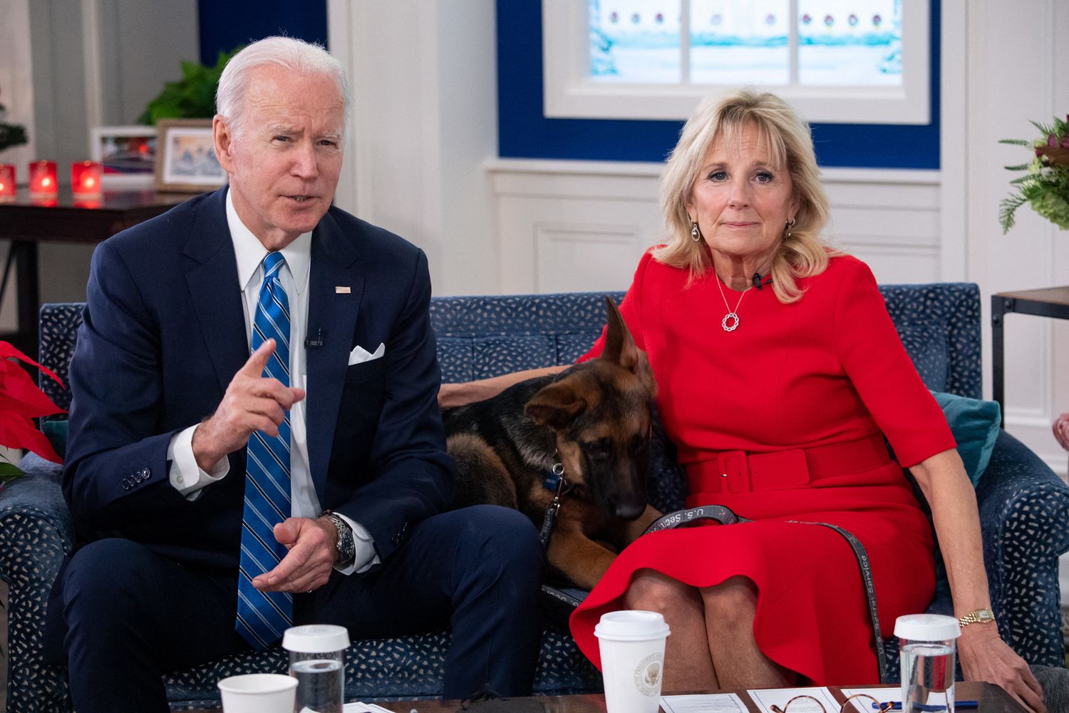 Joe Biden e la first lady durante il collegamento con i militari dalla Casa Bianca