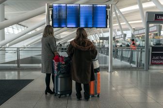 Passeggeri all'aeroporto JFK di New York dove sono stati cancellati numerosi voli