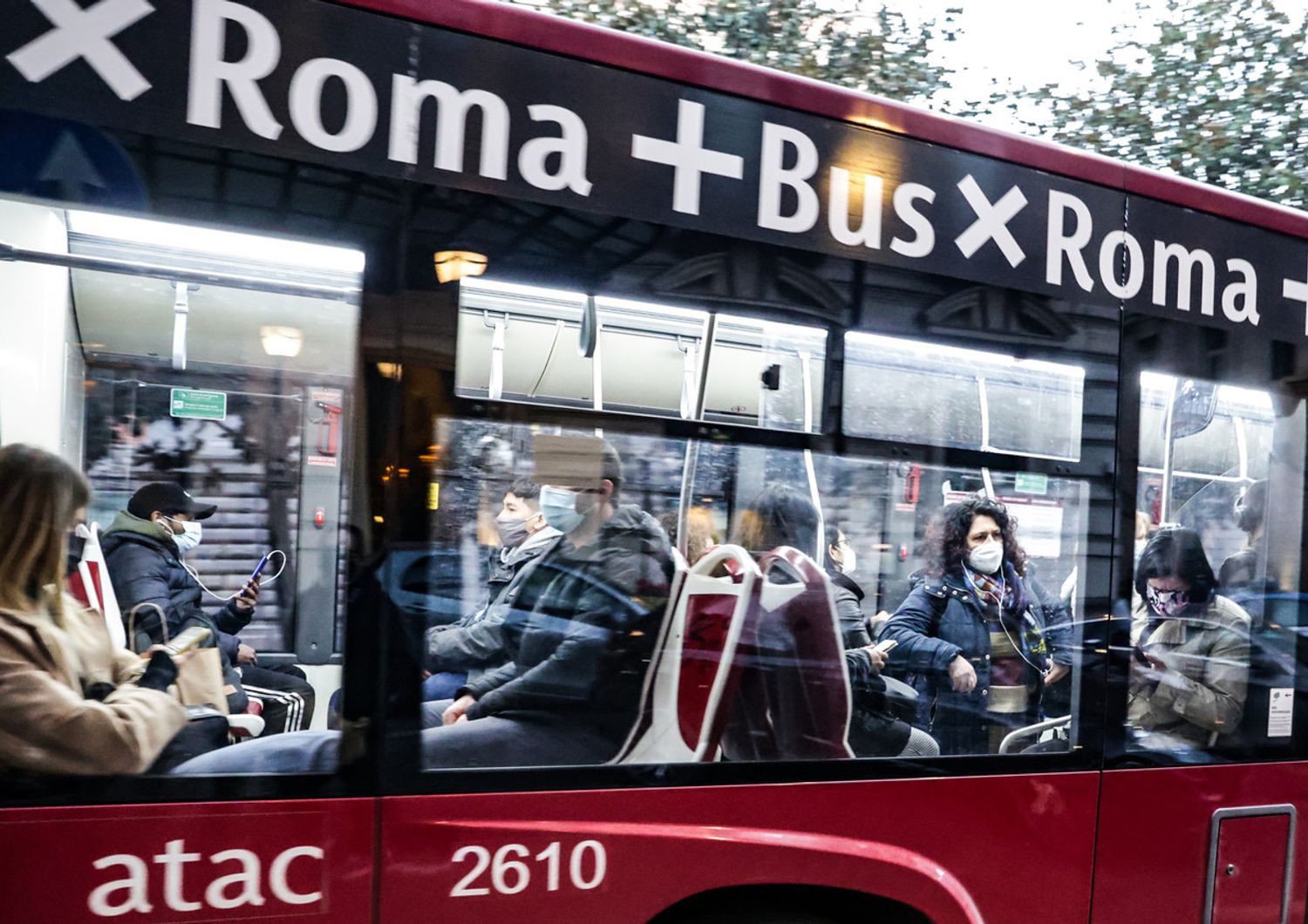 Mascherine a bordo dei mezzi pubblici a Roma&nbsp;