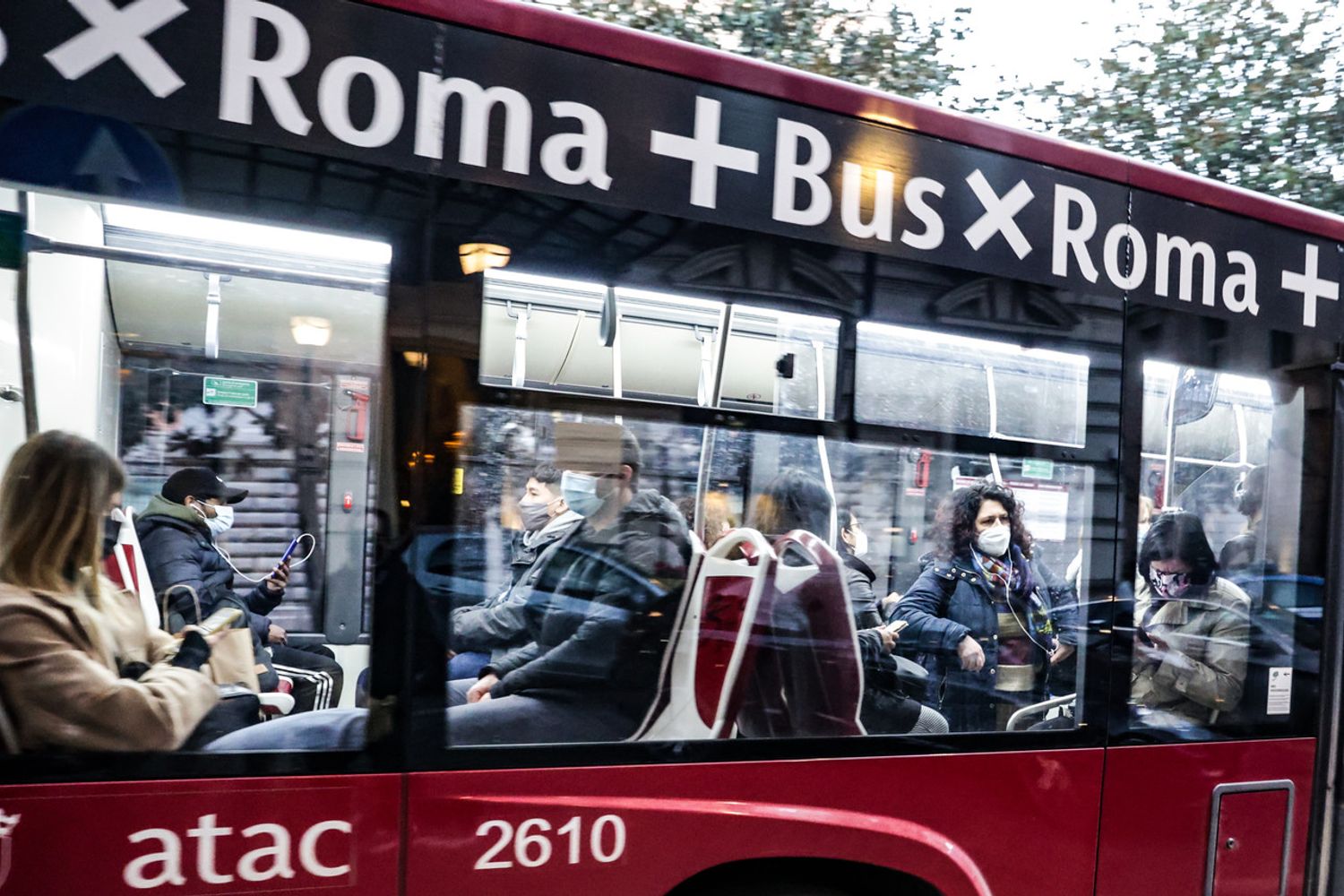 Mascherine a bordo dei mezzi pubblici a Roma&nbsp;