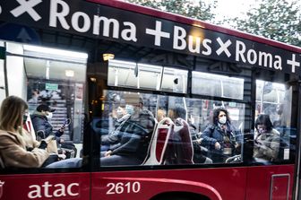 Mascherine a bordo dei mezzi pubblici a Roma&nbsp;