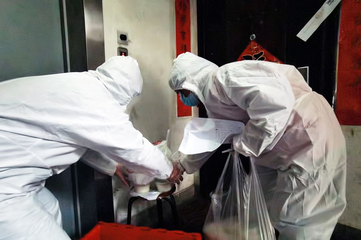 La distribuzione dei pasti alle persone in lockdown a Yanan