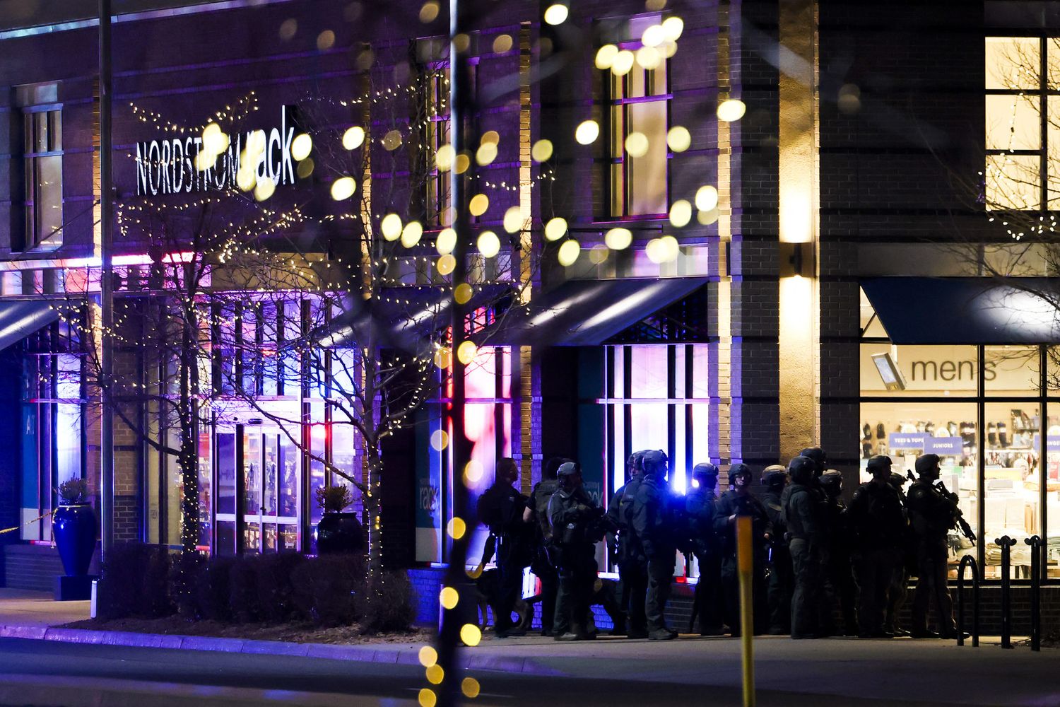 L'irruzione della polizia nel centro commerciale di Lakewood&nbsp;