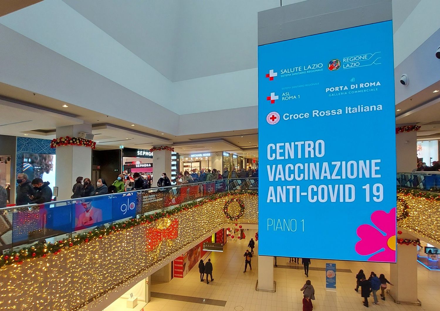 Vaccinazione Covid 19 in un centro commerciale di Roma&nbsp;