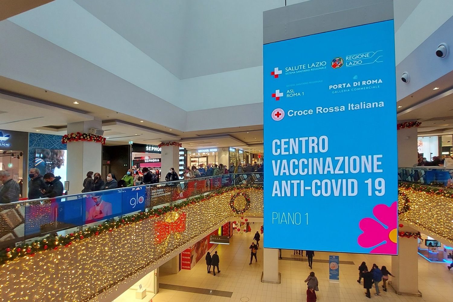 Vaccinazione Covid 19 in un centro commerciale di Roma&nbsp;