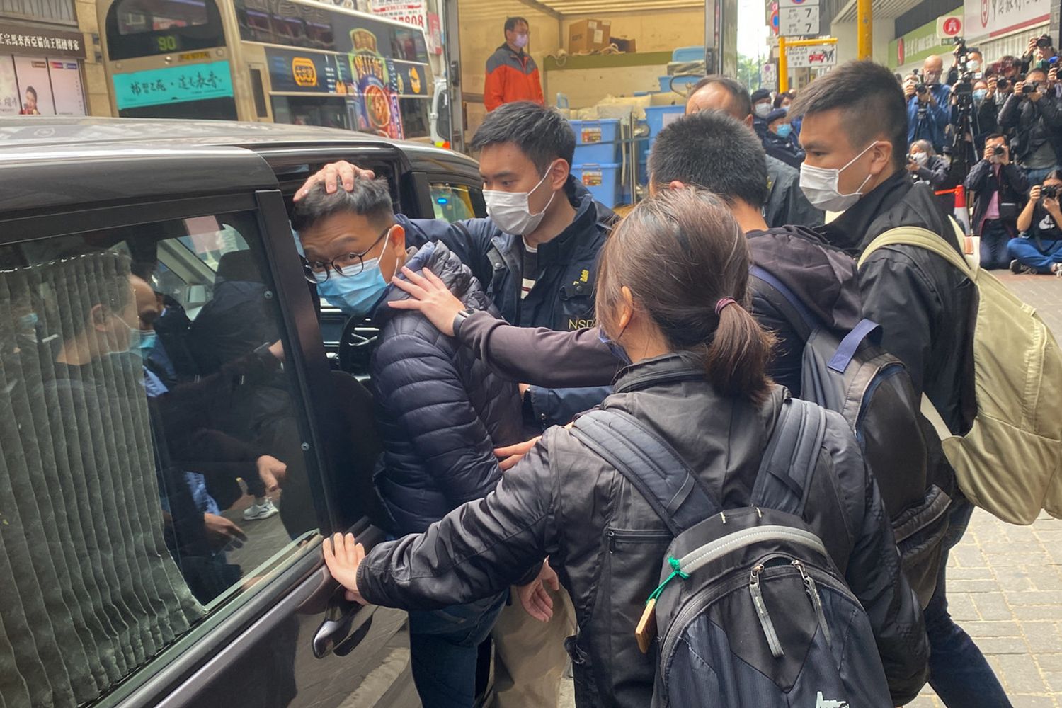 Il caporedattore di Stand News, Patrick Lam, nel momento dell'arresto &nbsp;