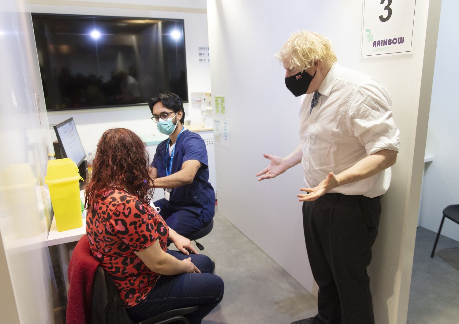 Il premier Boris Johnson in visita ad un centro vaccinale contro il Covid 19&nbsp;