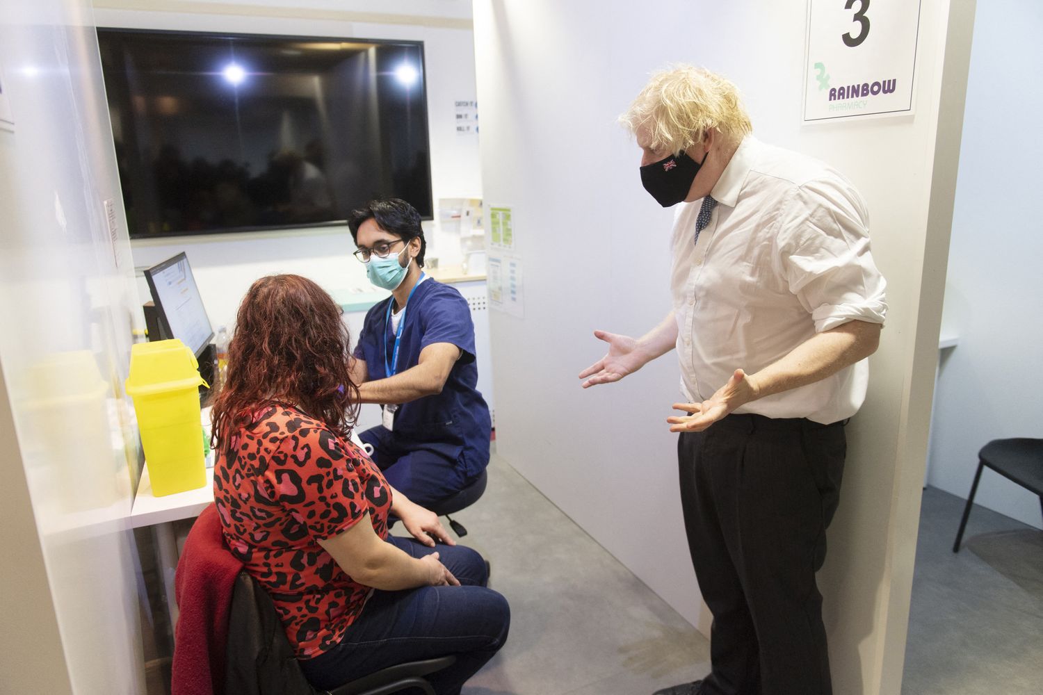 Il premier Boris Johnson in visita ad un centro vaccinale contro il Covid 19&nbsp;