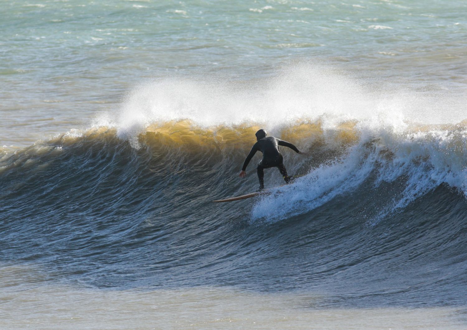 Un surfista a Santa Marinella sul litorale laziale in inverno (immagine di repertorio)
