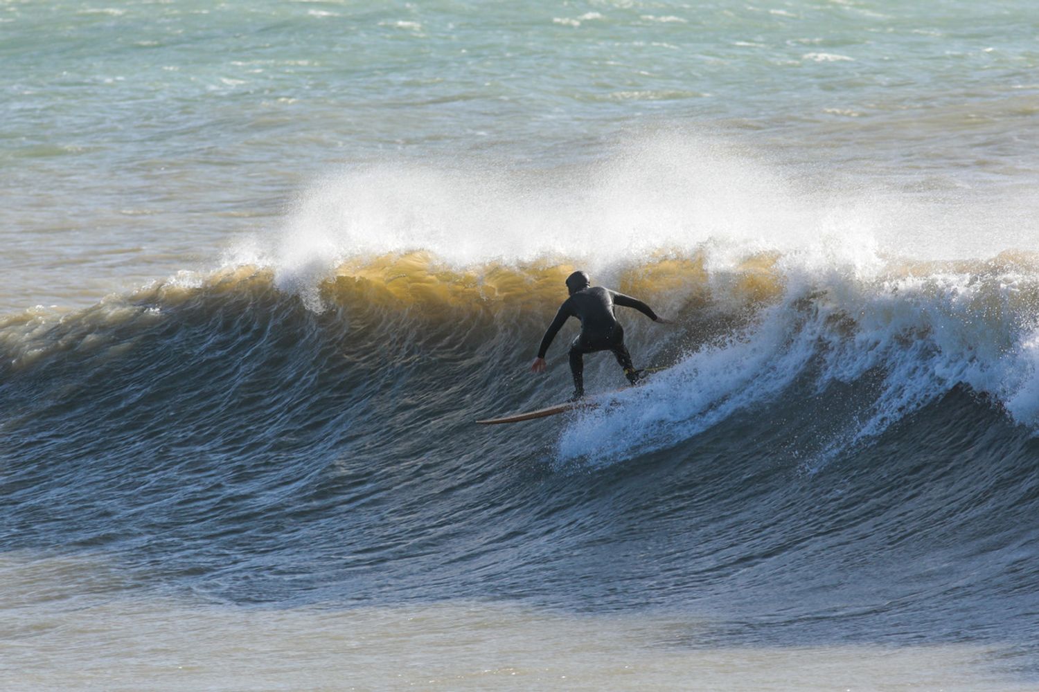 Un surfista a Santa Marinella sul litorale laziale in inverno (immagine di repertorio)