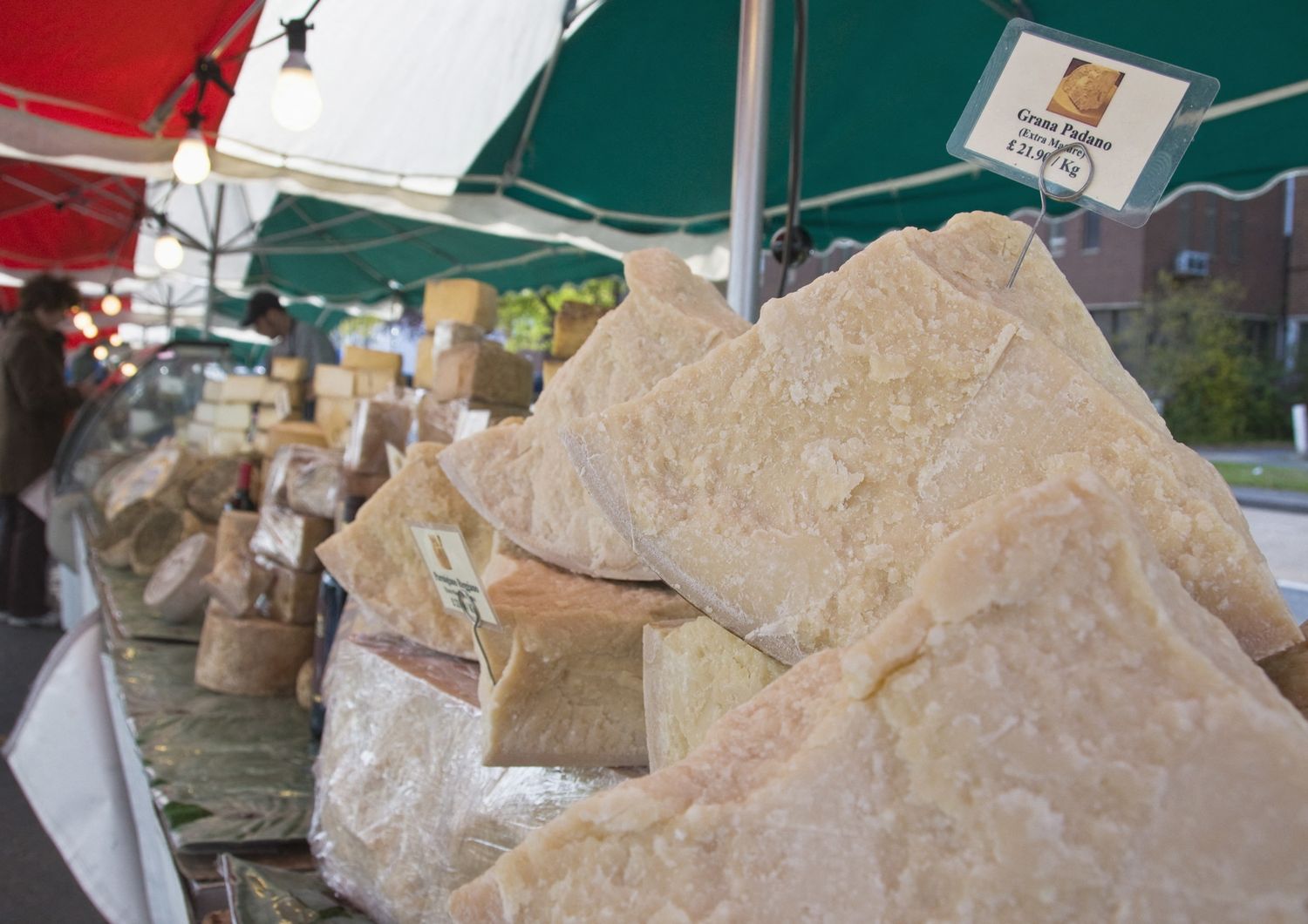 Un banco di formaggi italiani al mercato di Walton-on-Thames