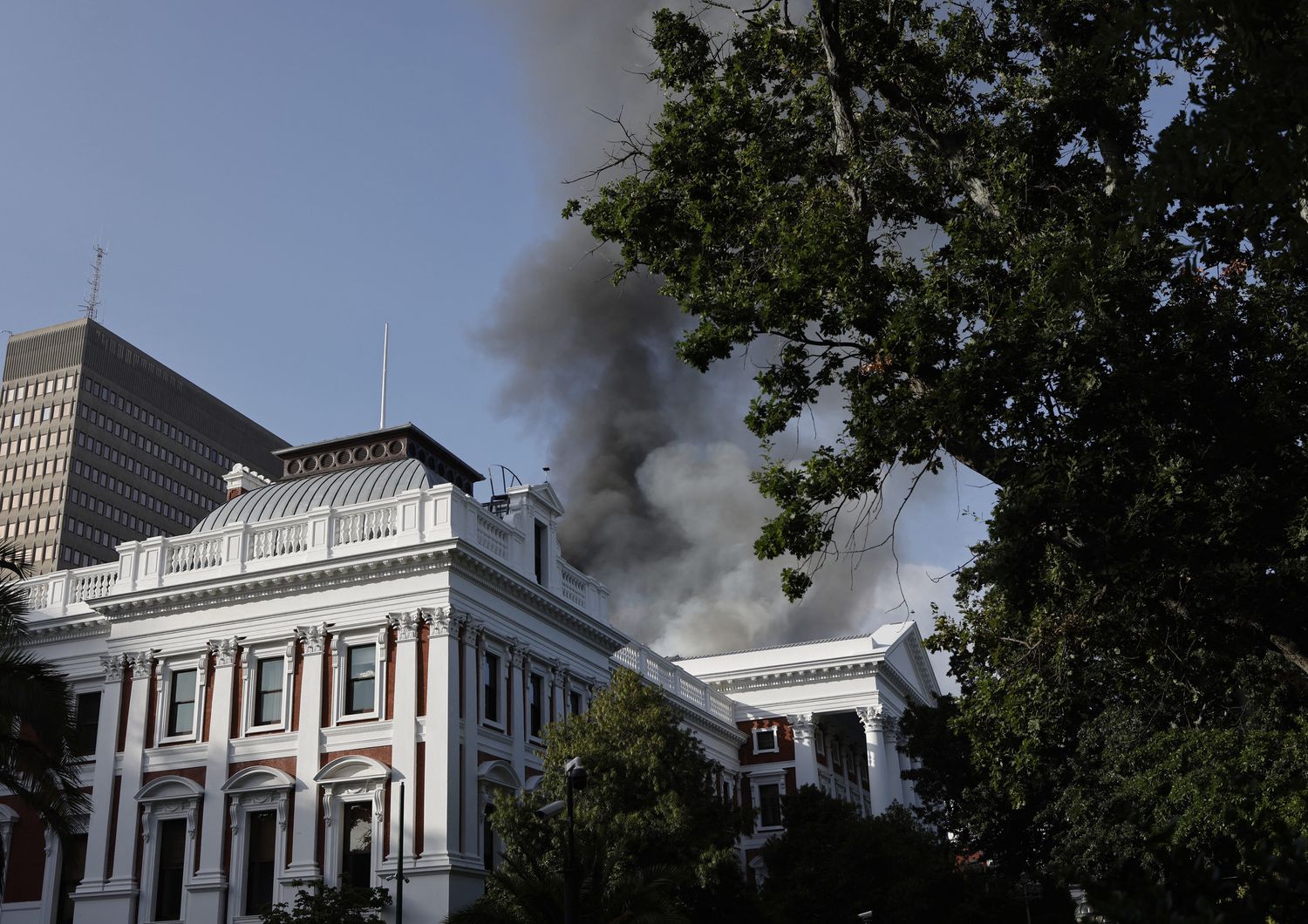 Incendio all'interno del Parlamento sudafricano a Cape Town