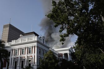 Incendio all'interno del Parlamento sudafricano a Cape Town