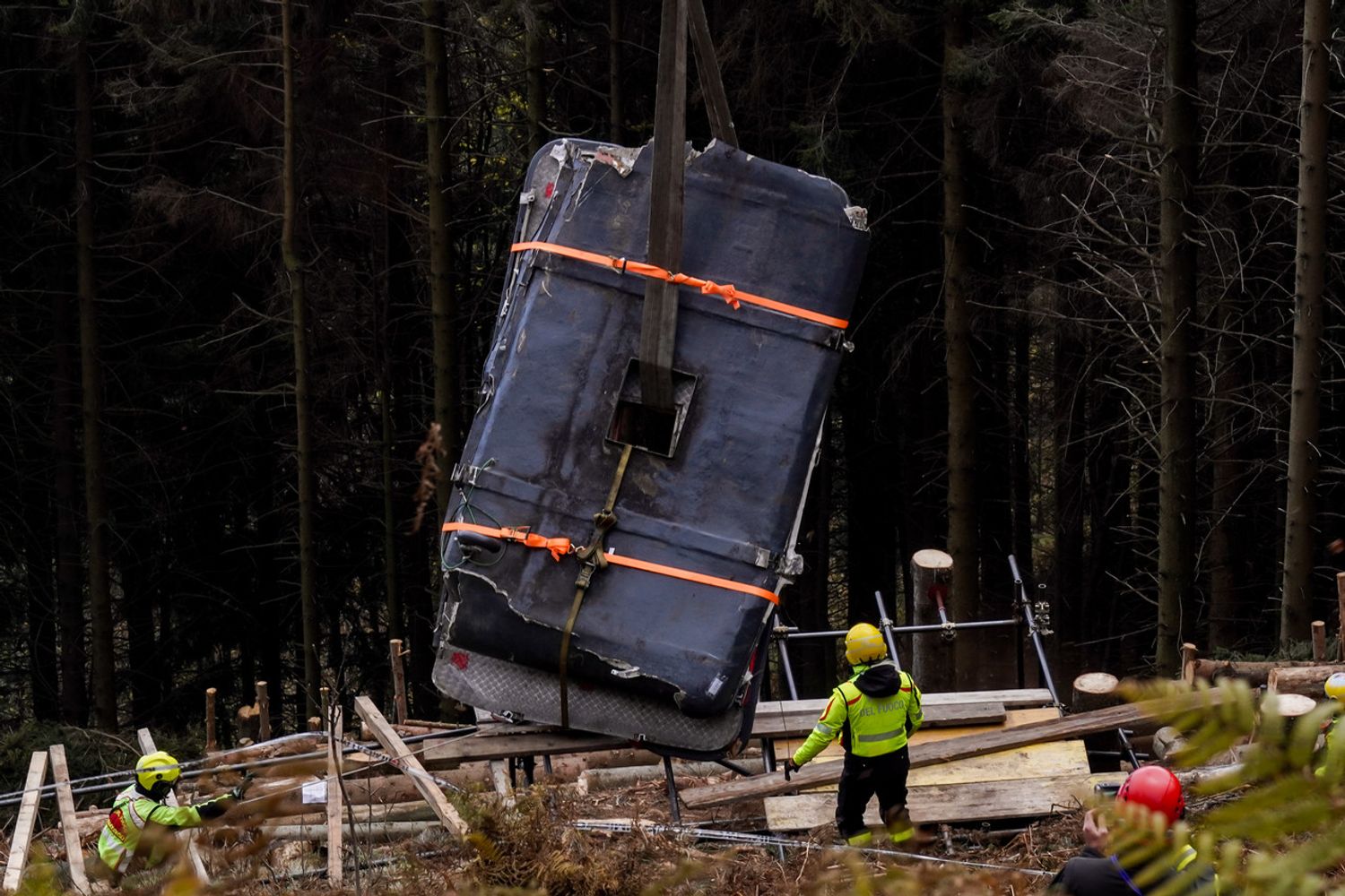 Le operazioni di rimozione dei rottami della funivia del Mottarone