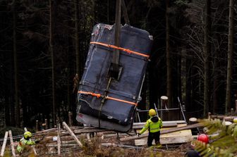 Le operazioni di rimozione dei rottami della funivia del Mottarone