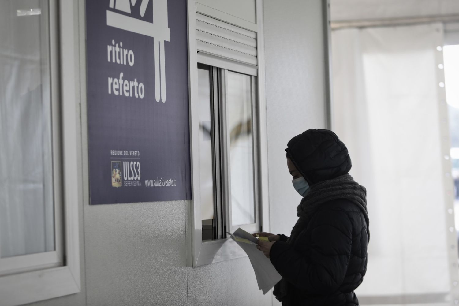 Il ritiro dei referti dei tamponi Covid a Mestre