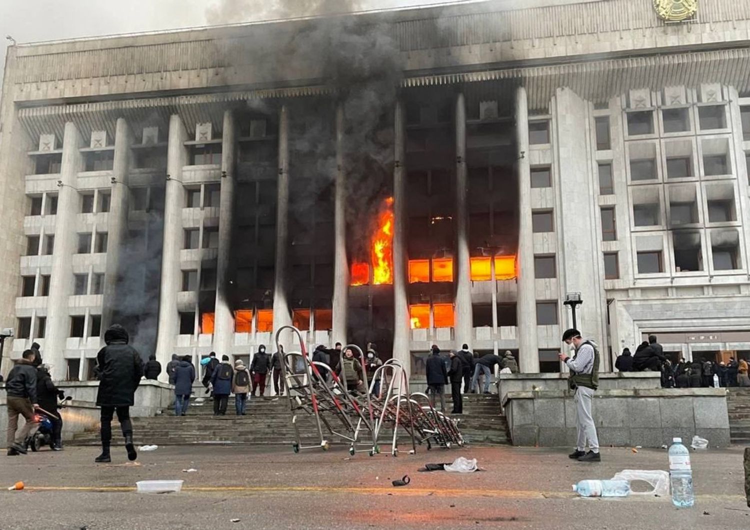 Il municipio di Almaty, capitale finanziaria del Kazakistan, dato alle fiamme