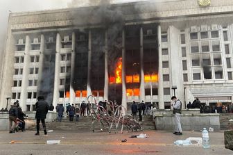 Il municipio di Almaty, capitale finanziaria del Kazakistan, dato alle fiamme